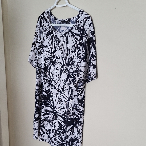 Black and White Abstract Women's Top - Picture 3 of 4